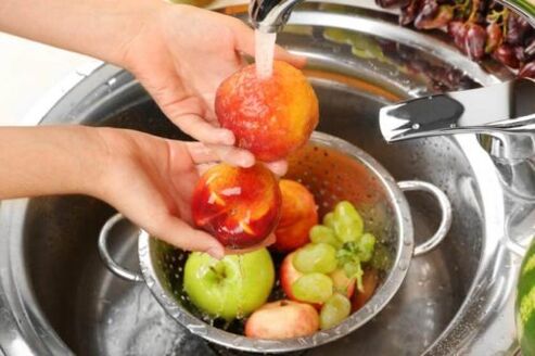 Washing fruits to prevent the appearance of parasites in the body