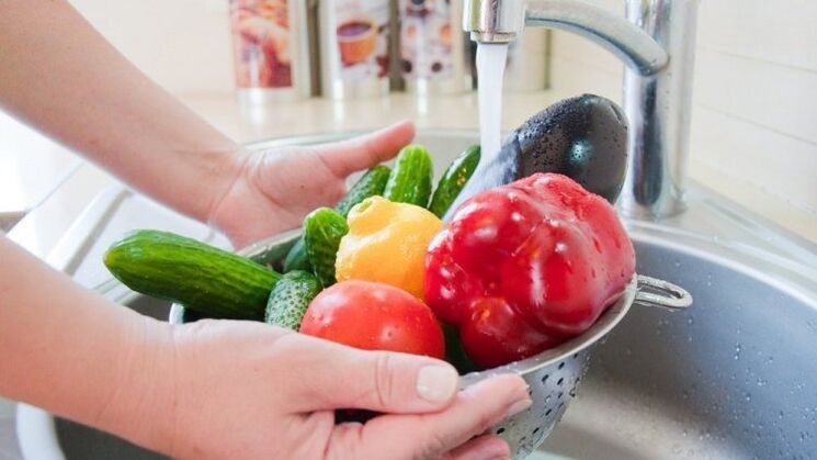 Washing vegetables and fruits as a preventive measure against parasites